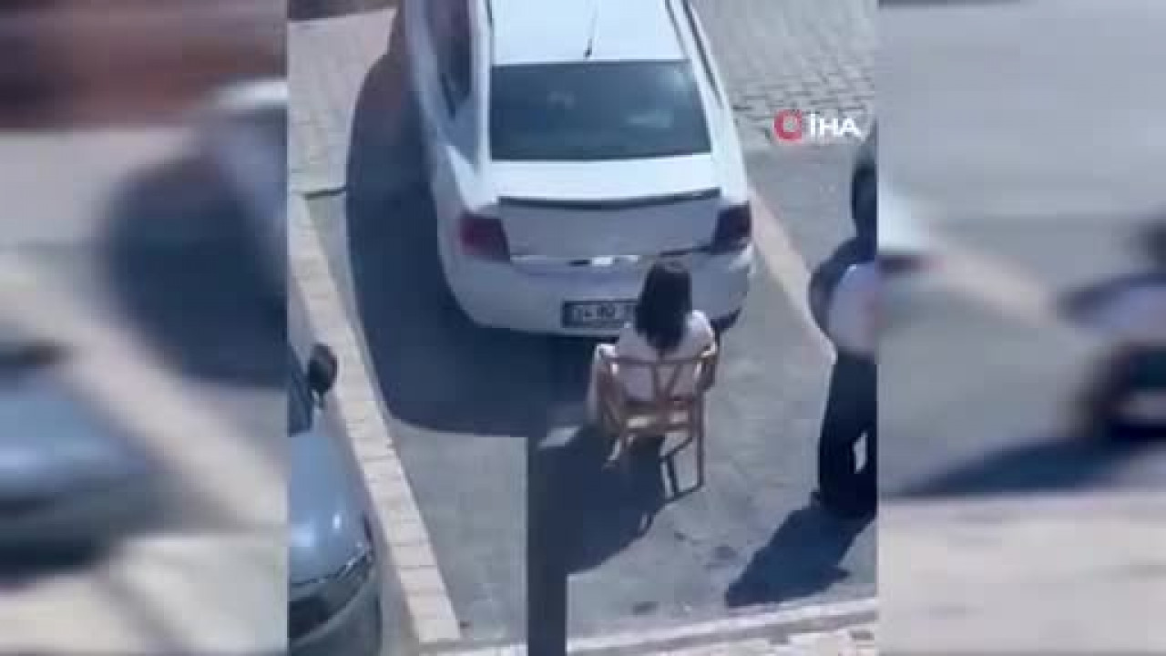 Aracını park etmek isteyen sürücü şoke oldu! Sandalyede oturdu, inatla kalkmadı...