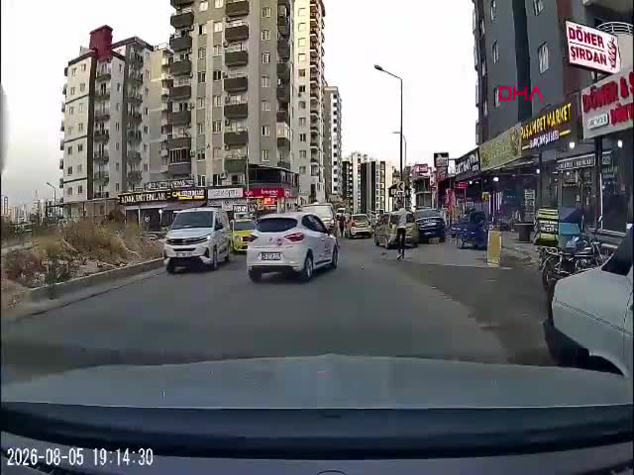 Trafikte tartıştı, bagajdan testere çıkardı! O anlar kamerada