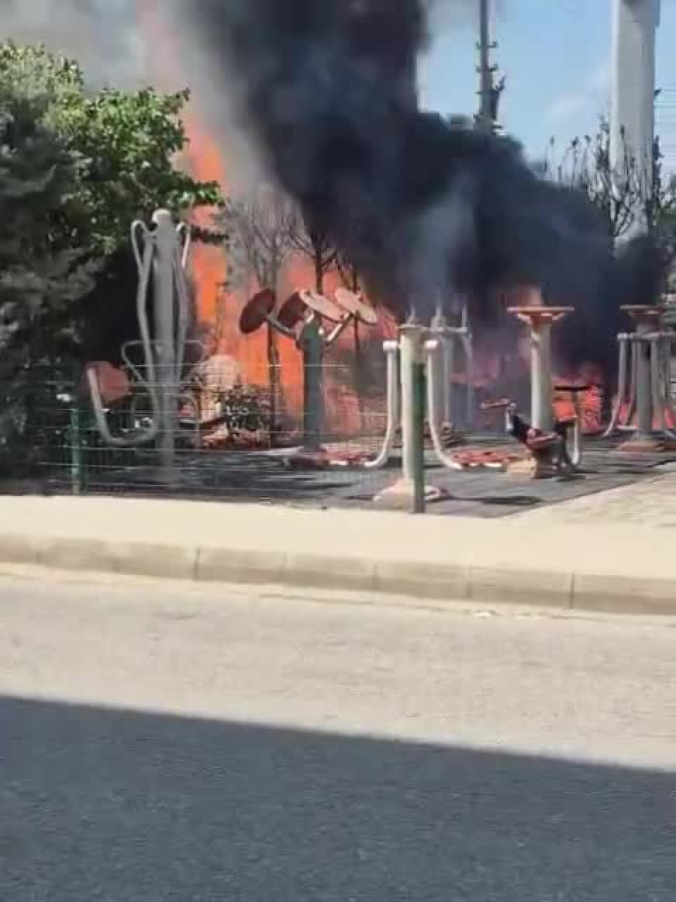 Çöplük alanda çıkan yangın korkuttu! Yerleşim yerlerine sıçramadan söndürüldü...
