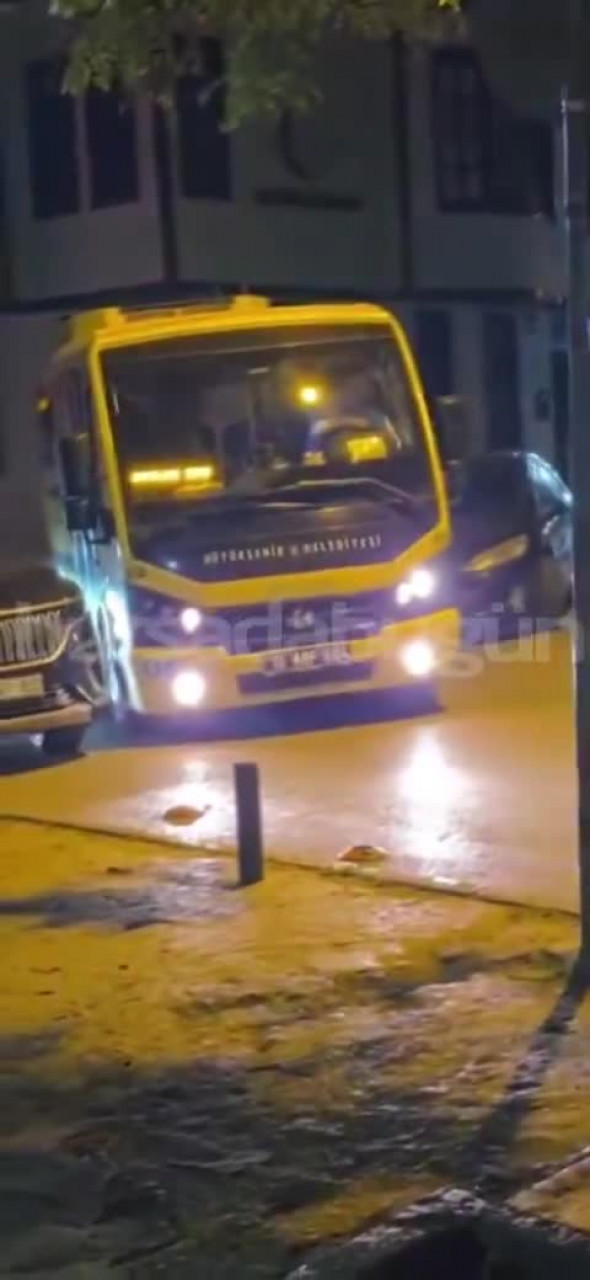 Bursa'da hatalı park çilesi bitmiyor! Belediye otobüsü de engele takıldı...