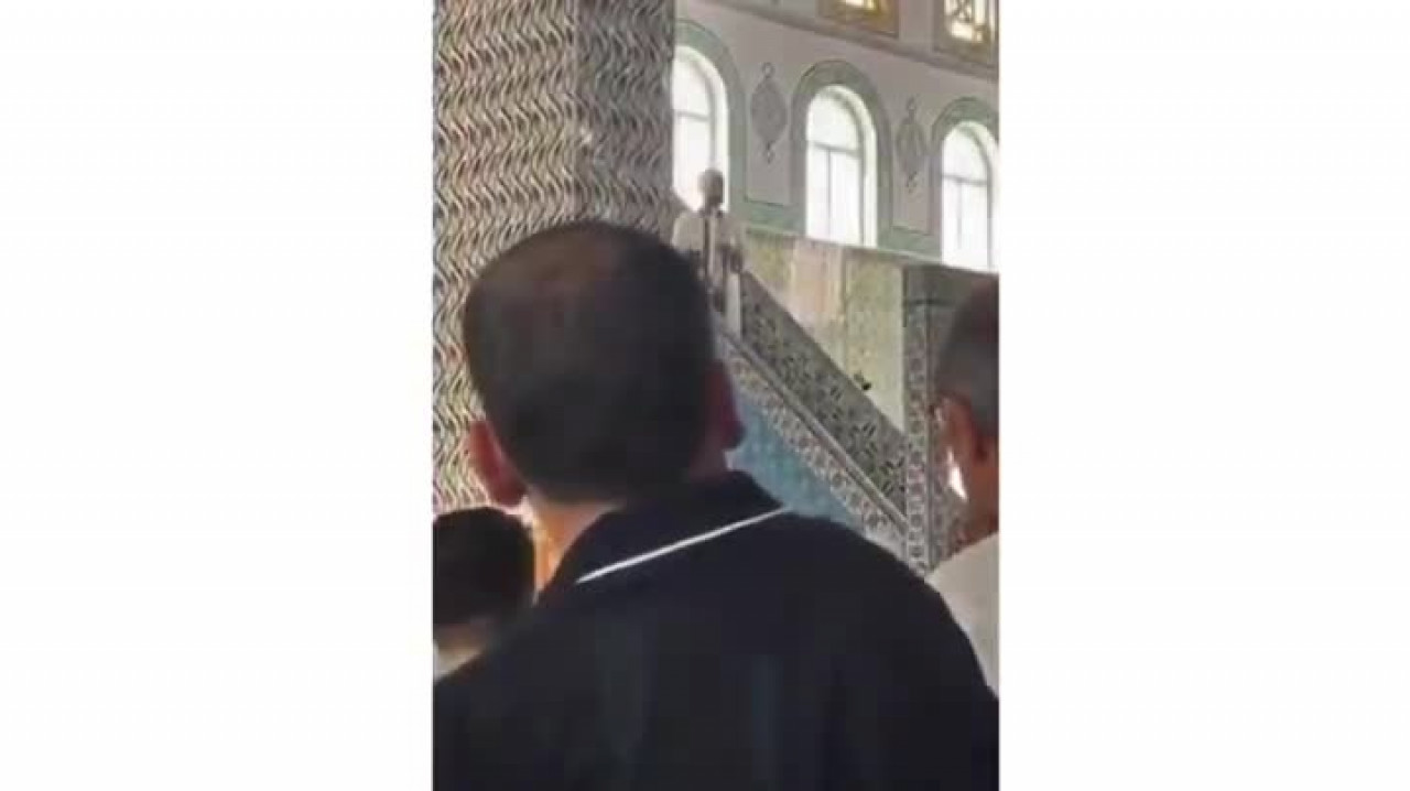 İmam hutbe okurken cemaatin yaptıklarıyla çileden çıktı!