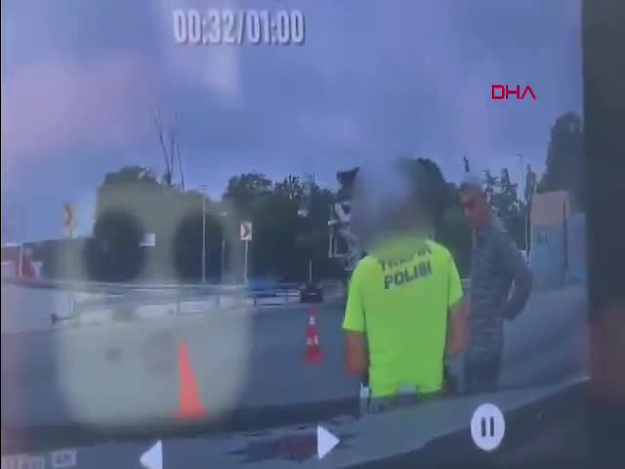 Polise kalleşçe saldırı kamerada! Soru sorma bahanesiyle yaklaşıp bıçakladı...