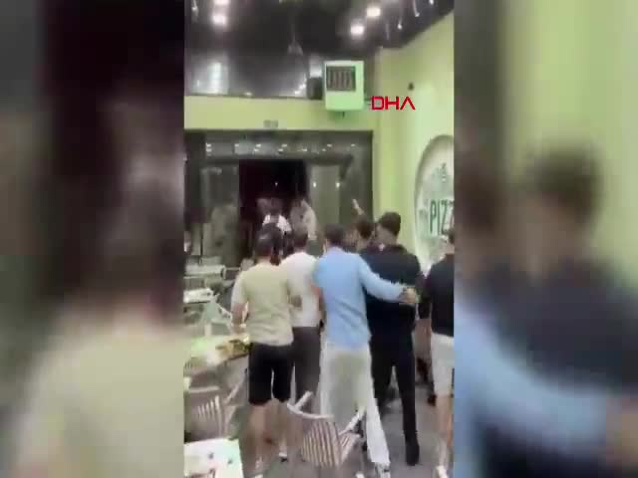 Bursa'da pizzacıda iki grup birbirine girdi! Ortalık savaş alanına döndü...