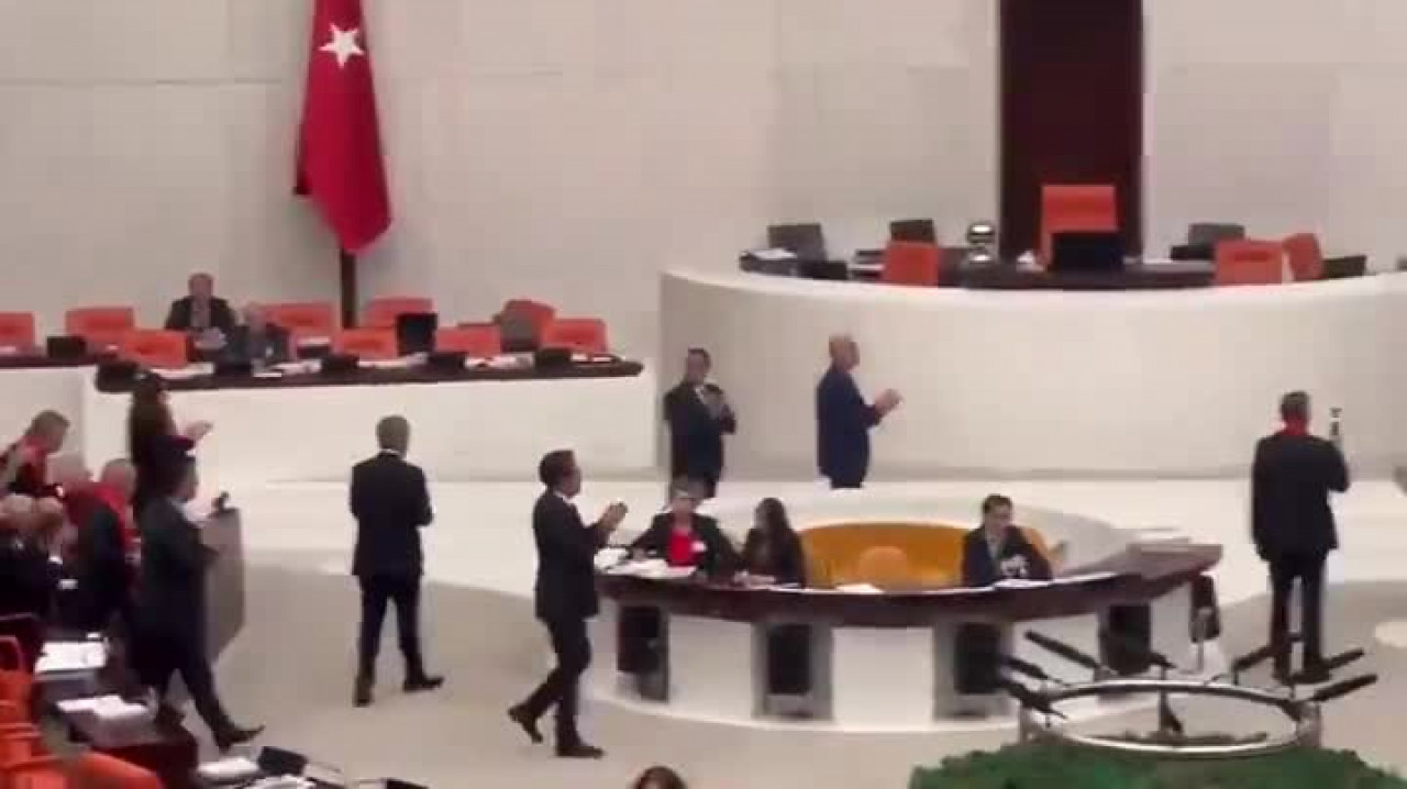 Meclis'te dikkat çeken anlar! Şehitlerin isimlerini tek tek saydı...