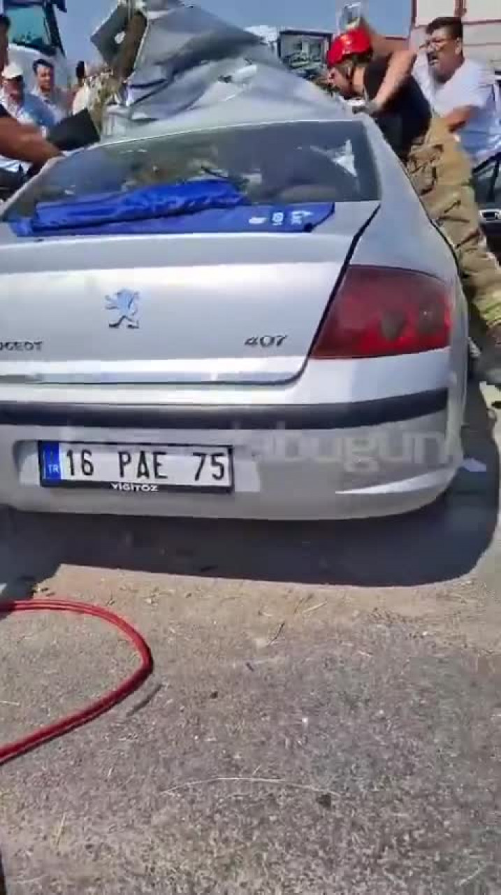 Bursa'da can pazarı! Bariyerlere saplanan otomobilden zor çıkarıldılar