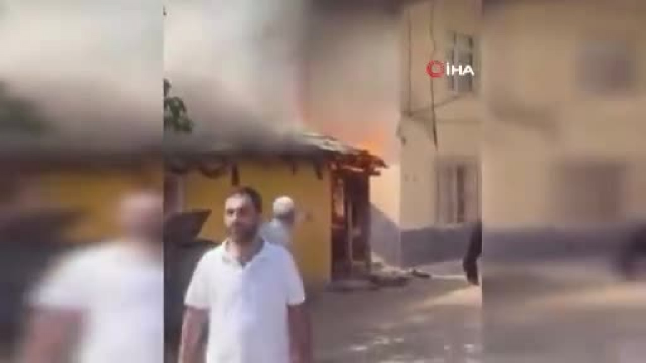 Bursa'da yanan eve vatandaşlar seferber oldu!