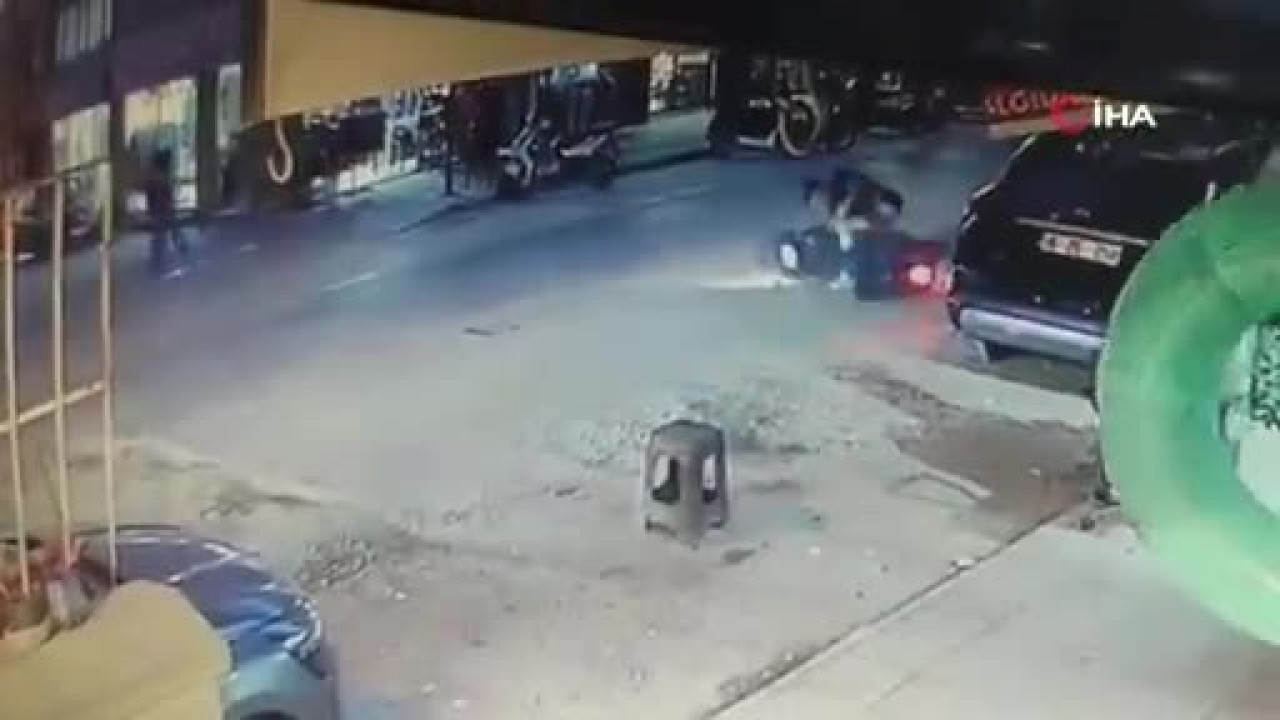 Bursa'da çukuru fark edemeyen motosikletli yere savruldu