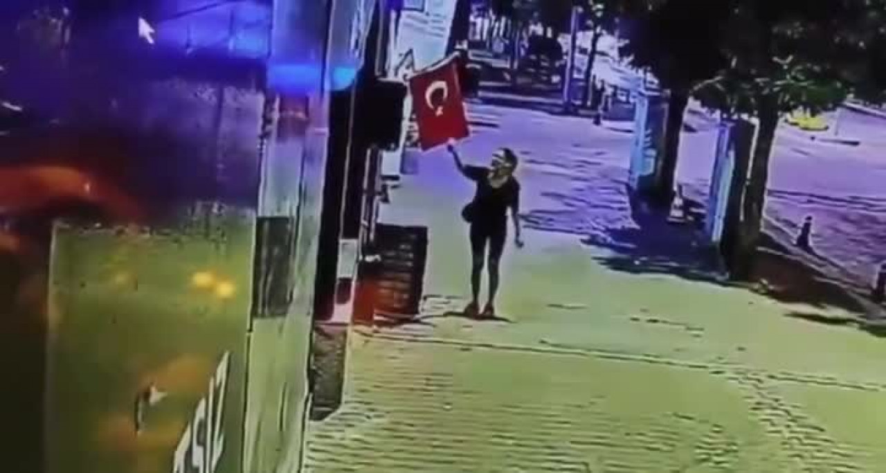 Bayrağa çirkin saldırı! Polis her yerde bu kadını arıyor