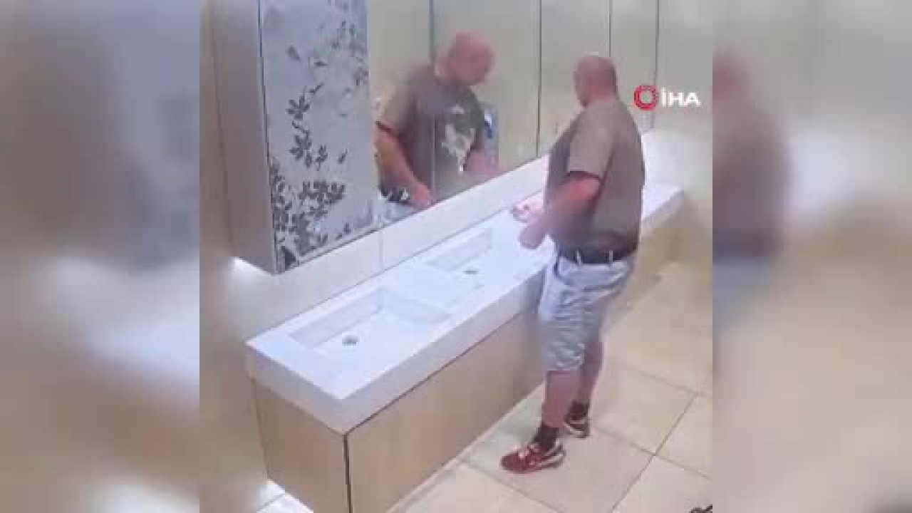 Sabunluk boş çıkınca çılgına döndü! Alışveriş merkezinde şaşırtan anlar kamerada...