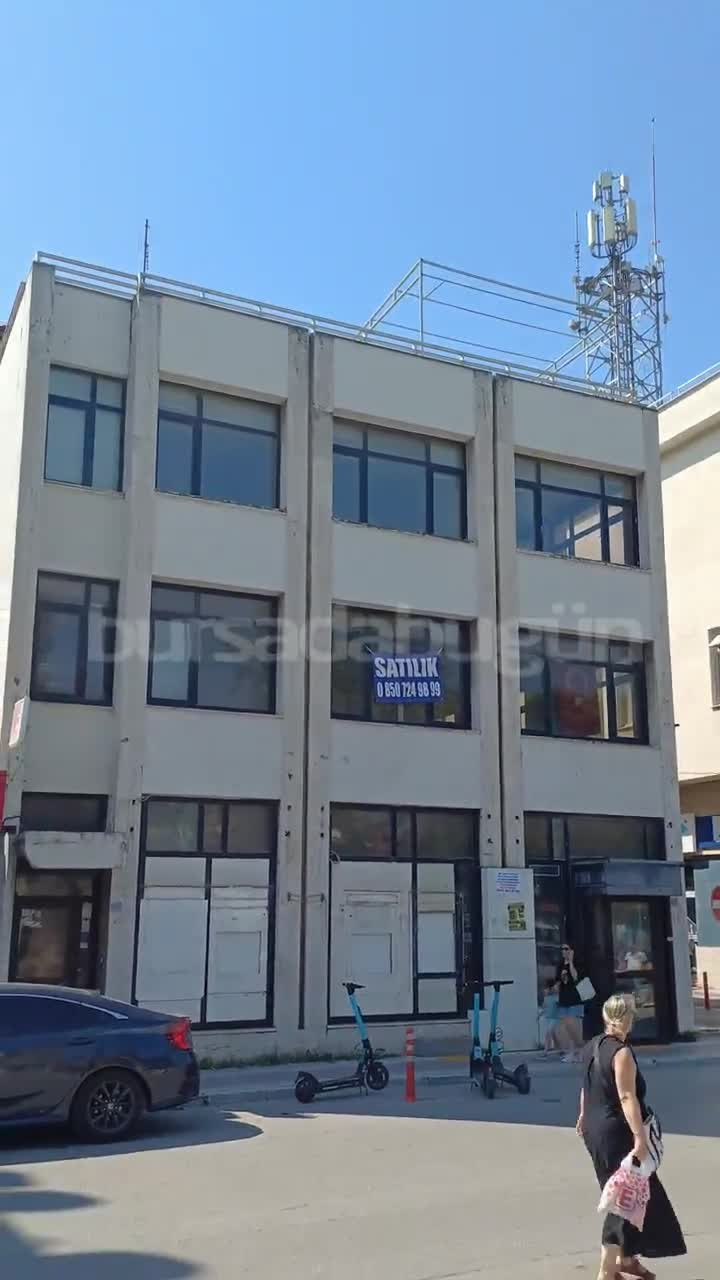 Bursa'da meydan planlarında yer alan eski banka binası satışta