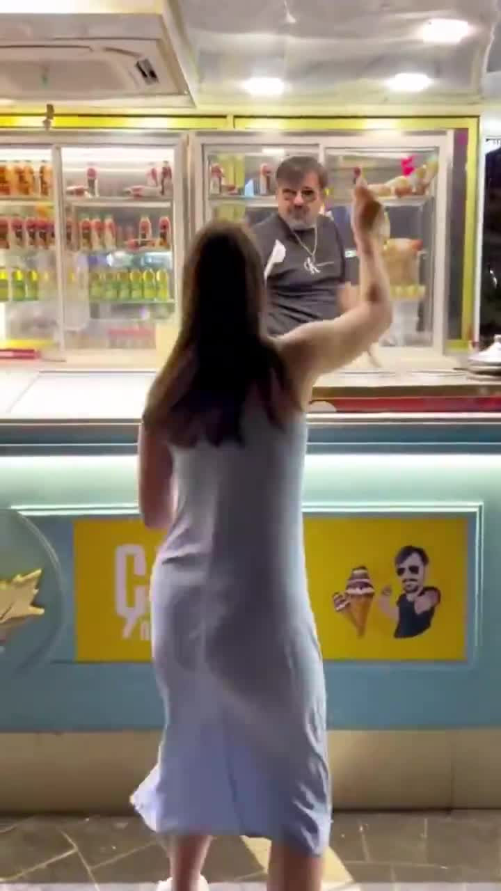 Çılgın dondurmacı kardeş ülkeyi karıştırdı! kadınla yaptığı şov tepki çekti