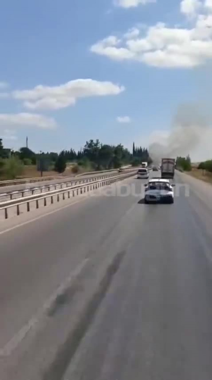 Bursa'da yolu duman kapladı, alevler bariyerlere kadar dayandı!