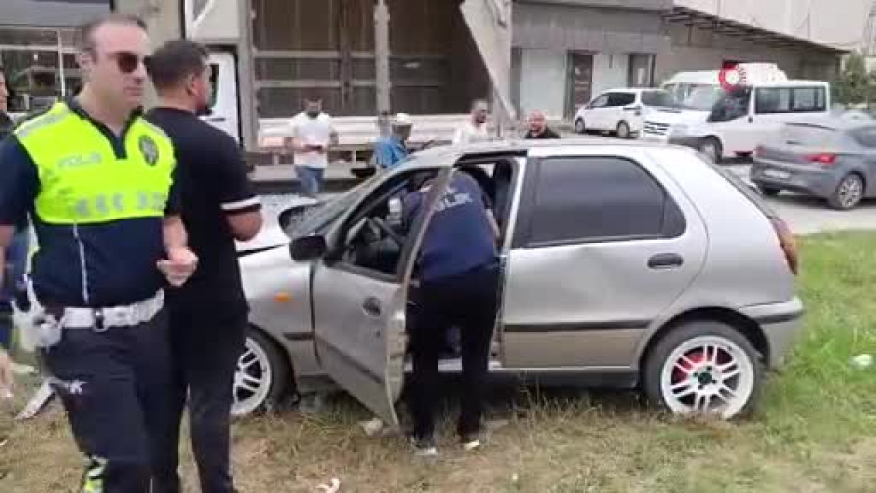Bursa'da kontrolden çıkan otomobil elektrik direğine çarptı! Sürücü araçta sıkıştı