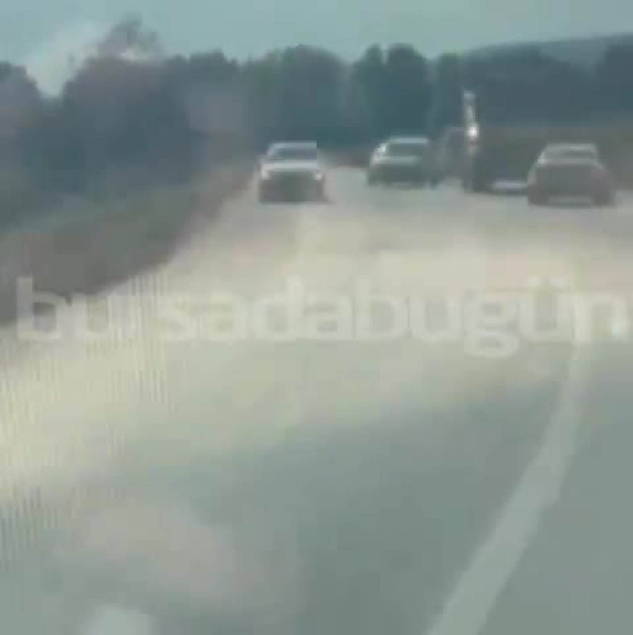 Bursa'da virajı alamayan otomobil araçların arasından tarlaya uçtu! Kameralar kaydetti...