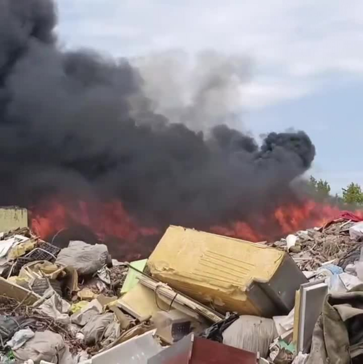 Bursa'da çöplük alanda yangın paniği! Çok sayıda ekip sevk edildi