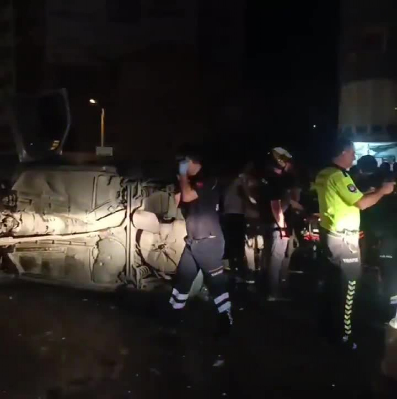 Bursa'da ışıklarda ortalık karıştı! 3 araç çarpıştı, çok sayıda kişi yaralı...