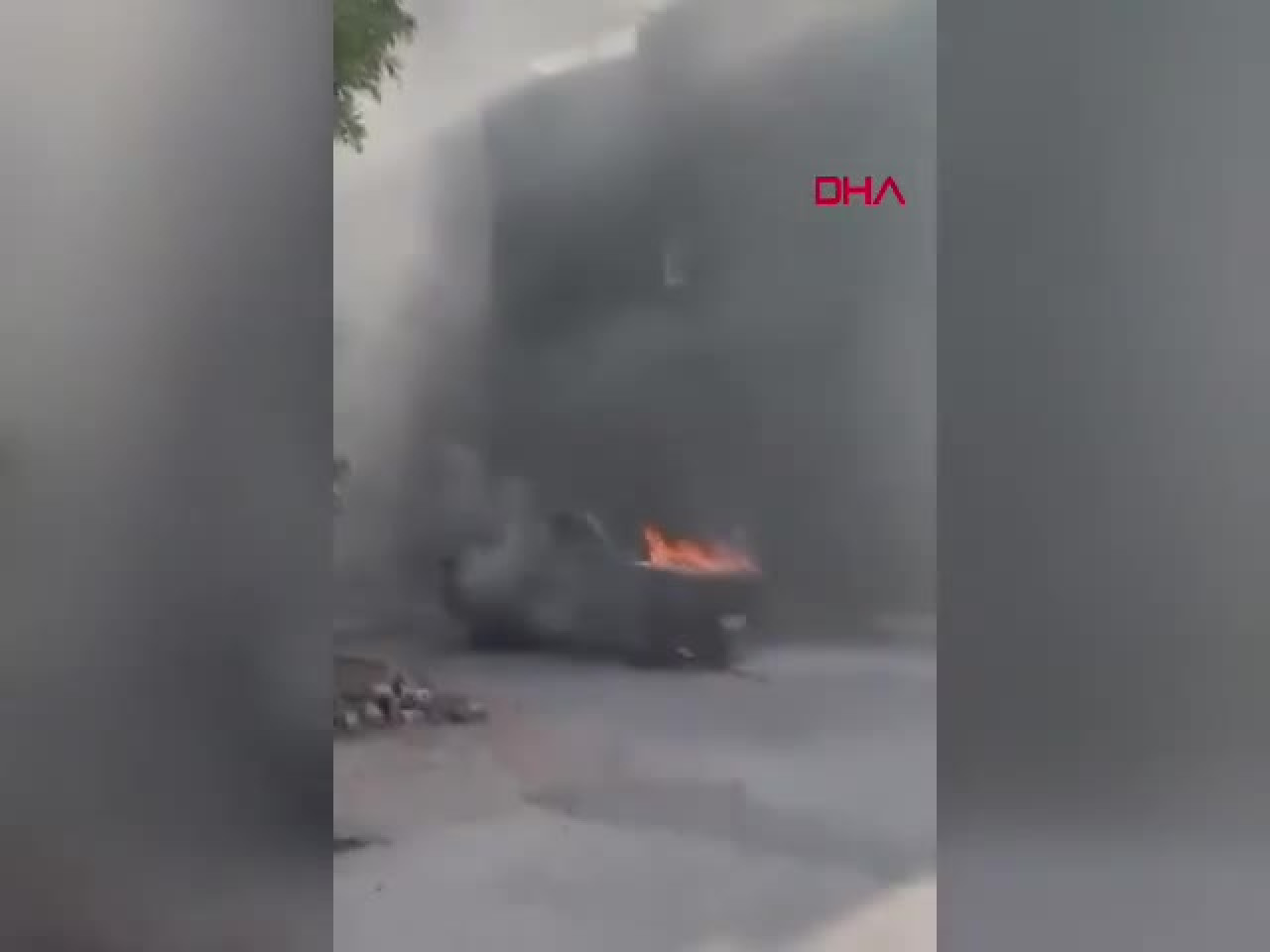 Bursa'da park halindeki araç alevler içinde kaldı...