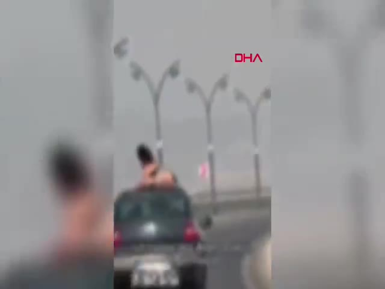 Manisa'da seyir halindeki otomobilde tehlikeli görüntüler: Sürücü ve kadın yolcu gözaltında