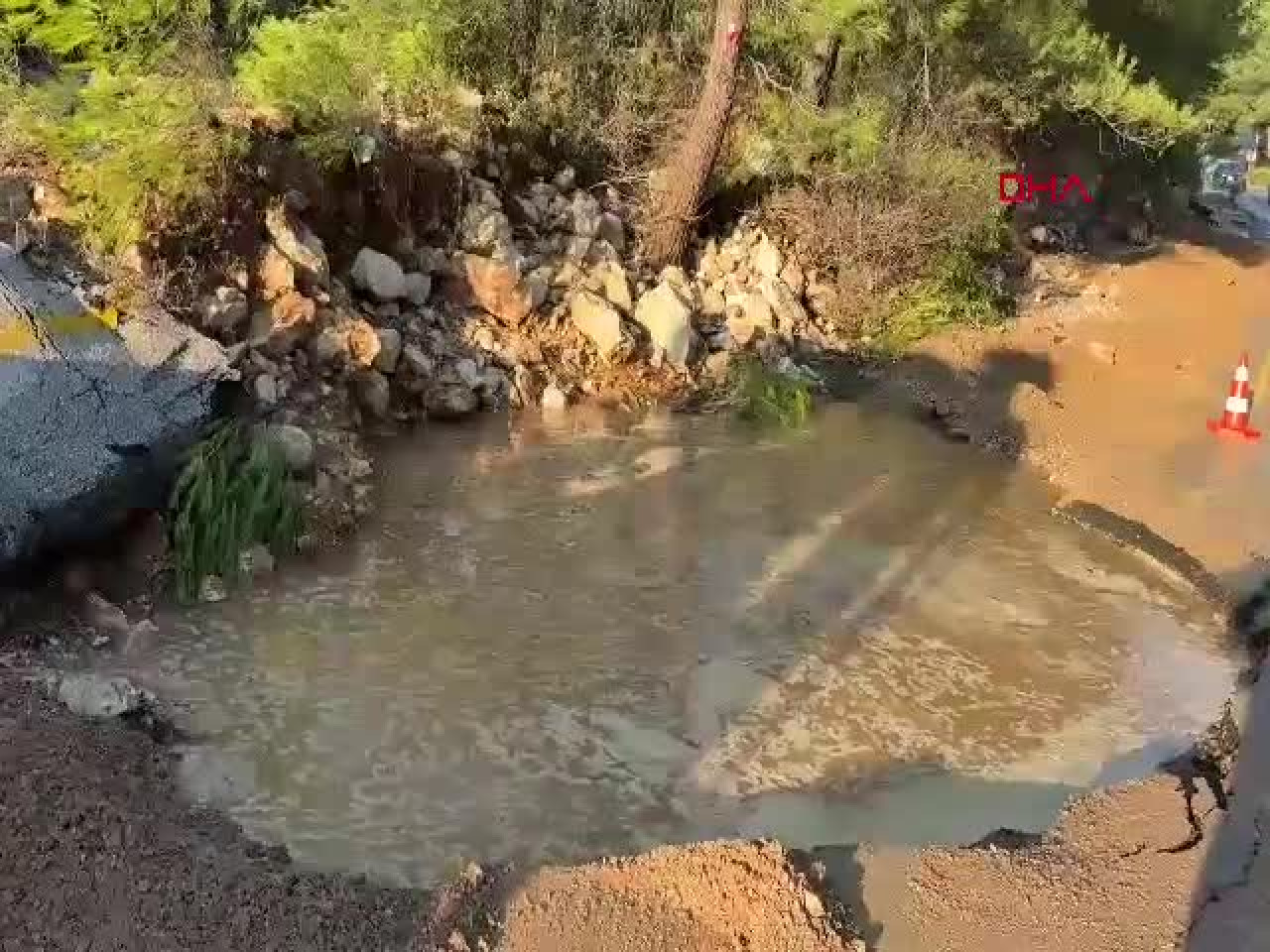 Bodrum'da ana su hattı patladı: Tazyikli su metrelerce yükseldi