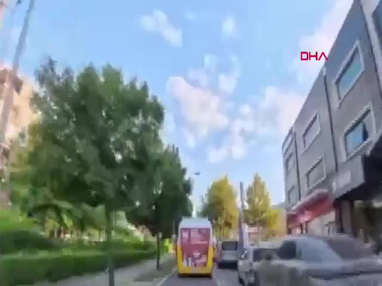 Bursa'da belediye minibüsü elektrik direğine çarptı: Kaza anı kamerada