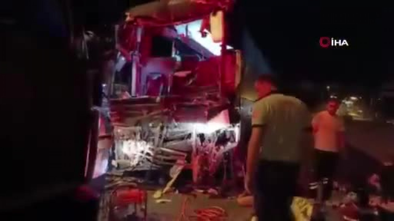 Gece yarısı feci kaza! Yolcu otobüsü TIR'a çarptı: 2 ölü, 17 yaralı