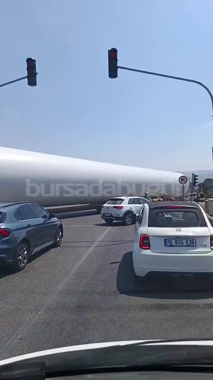 Görüntü Bursa'dan! Devasa uzunluktaki tır trafik ışıklarında sıkışıp kaldı