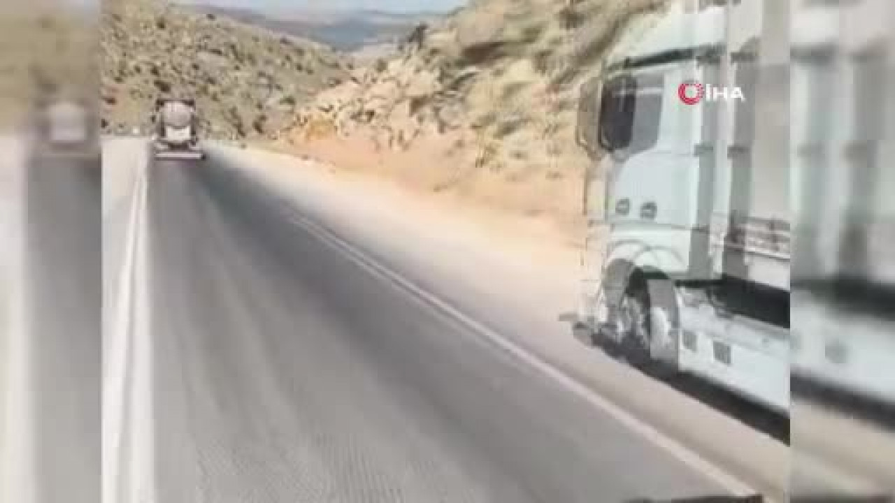 Tırın yola döktüğü boya ile arkadan gelen araçların mora boyadığı anlar kamerada
