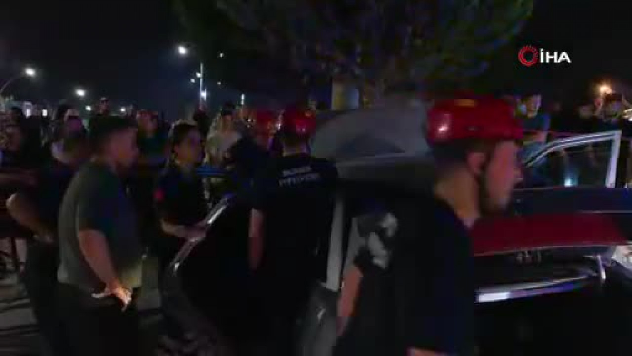 Bursa'da kontrolden çıkan araç beton direğe çarptı! Sürücü araç içerisinde sıkıştı...