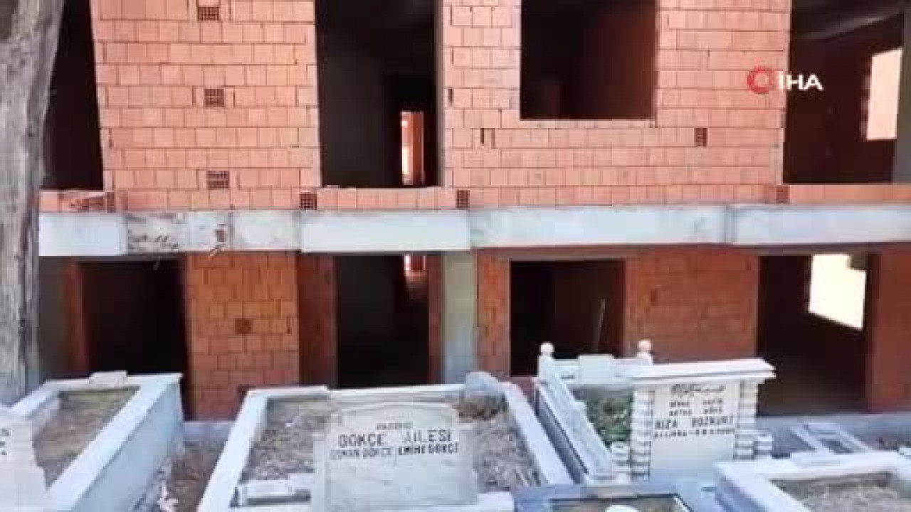 Şaşırtan görüntüler! Mezarlık manzaralı satılık sıfır daireler