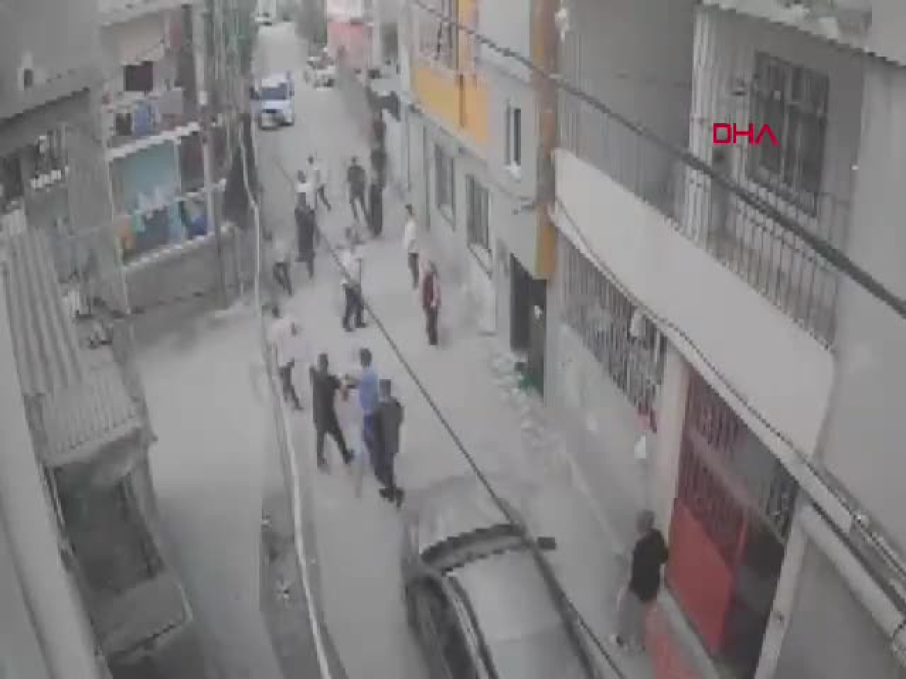 Adana'da aile kavgası sokağı savaş alanına çevirdi: Otomobil kalabalığın üzerine sürüldü