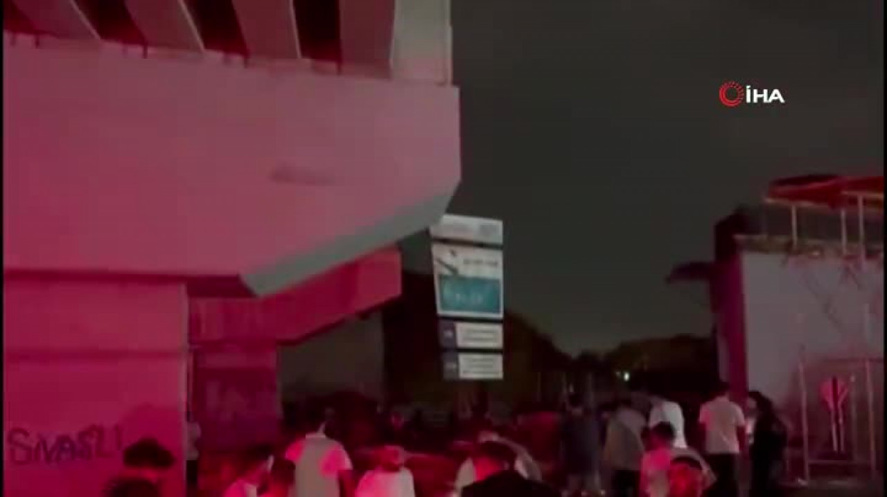 Direksiyon hakimiyetini kaybeden motosiklet sürücüsü bariyere çarparak ağır yaralandı