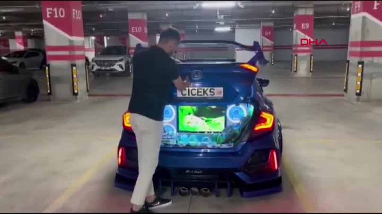 Televizyon koyup şelale oluşturduğu aracının bagajında, akvaryumda balık besliyor