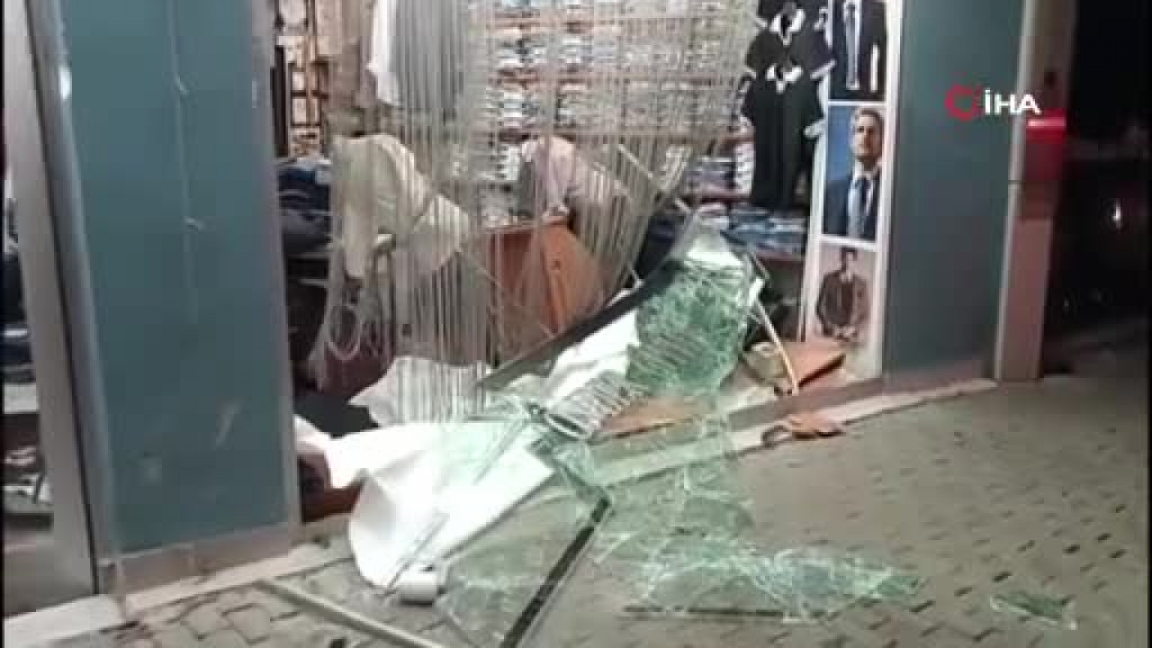Bursa'da film sahnesini aratmayan kaza! Mağazanın içine daldı, sürücü kaçtı