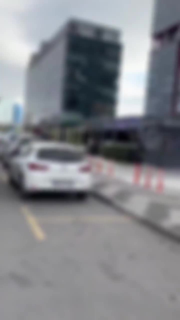 Otopark parasını görünce direksiyonu kırdı! Aracını bakın nasıl bıraktı