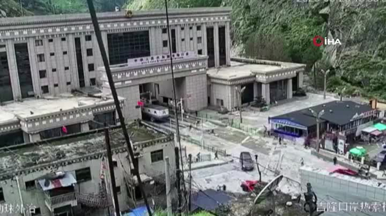 Bir ülkeyi sarsan felaket! Korkunç görüntüler: Çok sayı ölü var, 400'e yakın kişi de kayıp...