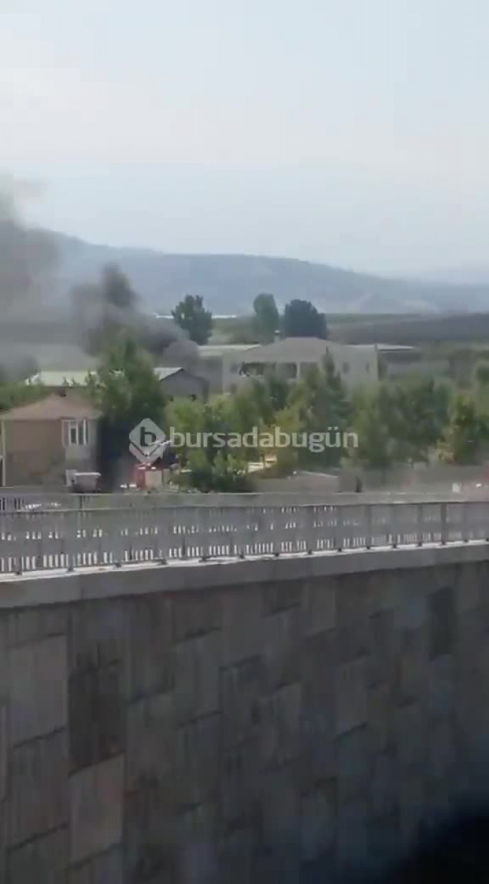 Bursa'da korku dolu anlar! Siyah dumanlar gökyüzünü kapladı, alevler yan binaya sıçradı