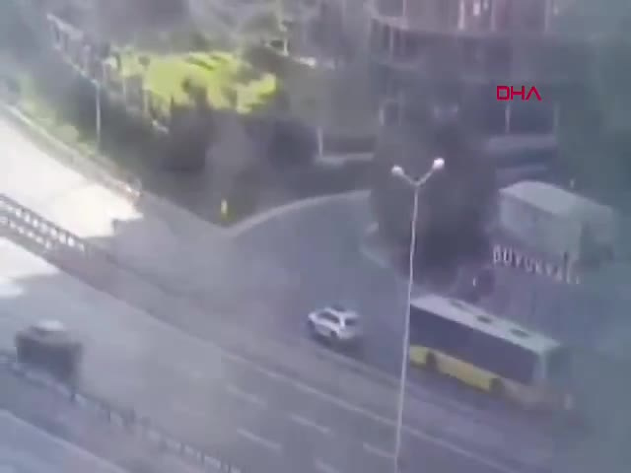 İETT otobüsü duvara çarptı: Ölü ve yaralılar var