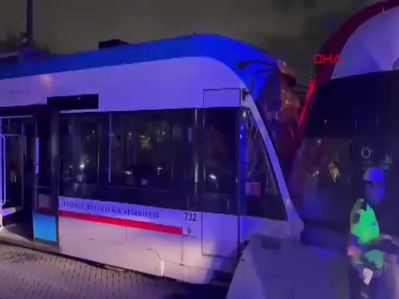 İstanbul'da tramvaylar kafa kafaya çarpıştı! Yaralılar var