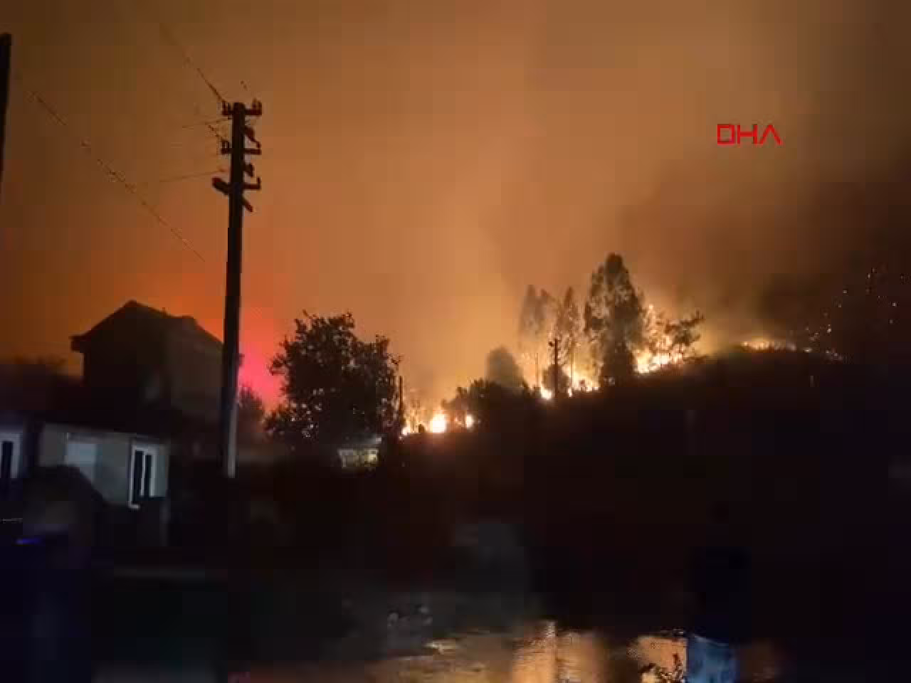 Fethiye'de yerleşim yerine yakın orman yangı...
