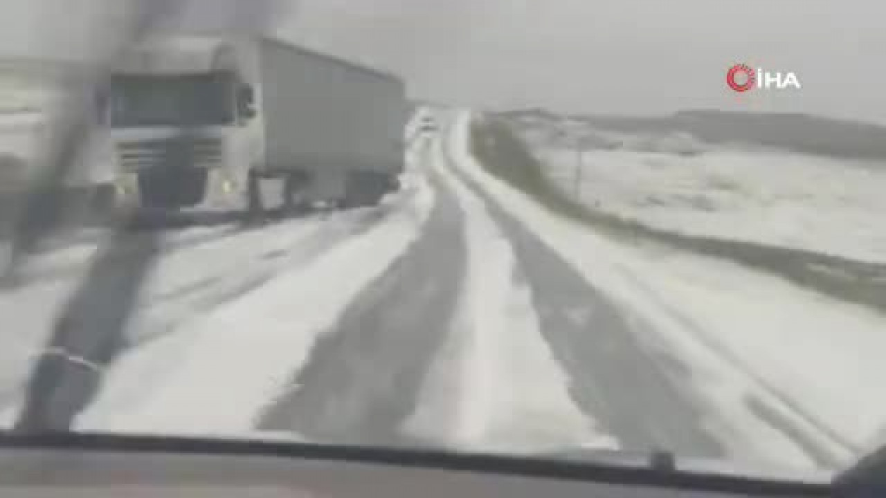 Ağustos'ta kış sürprizi! Geçit bir anda beyaza büründü