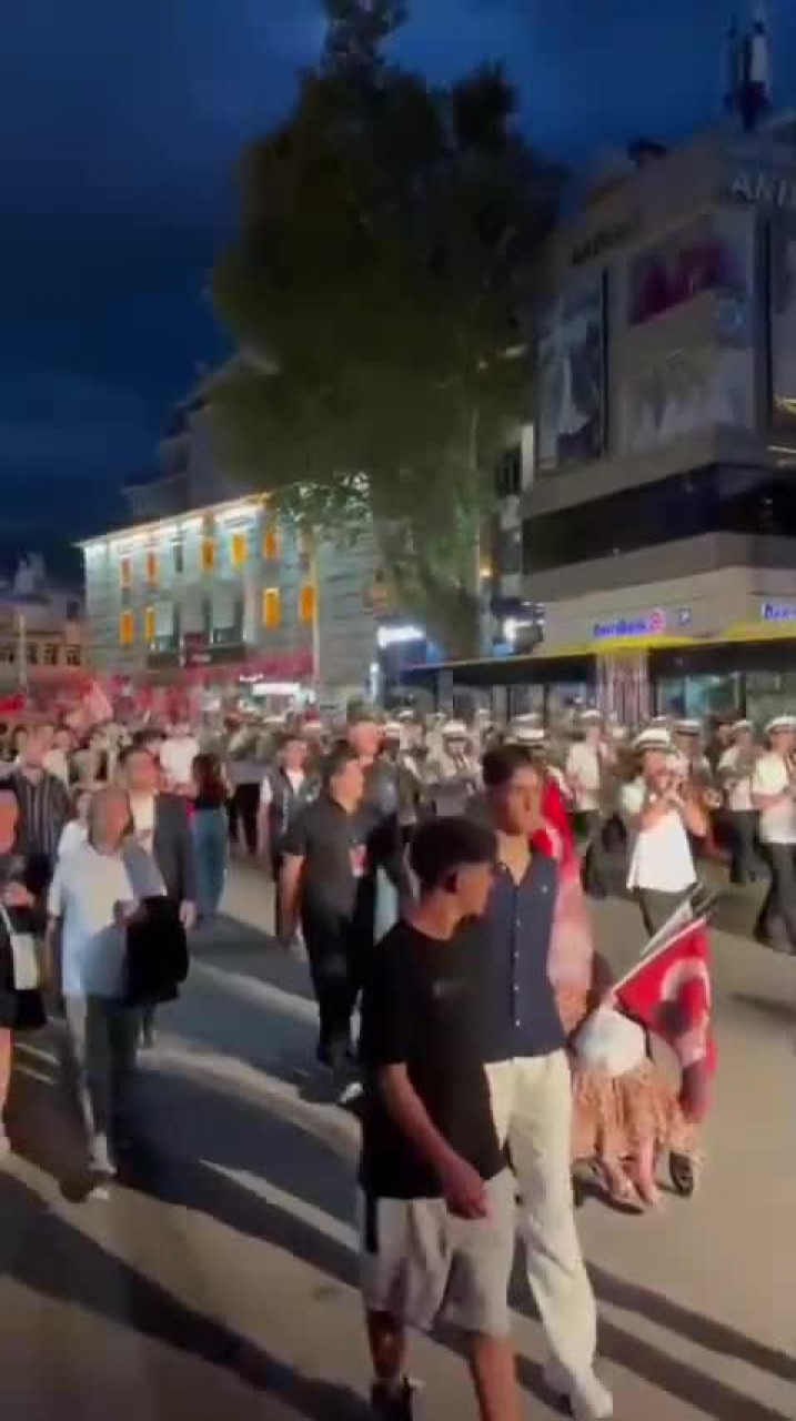 Bursalılar 30 Ağustos'u kutluyor! Bayraklar sokakları boyadı