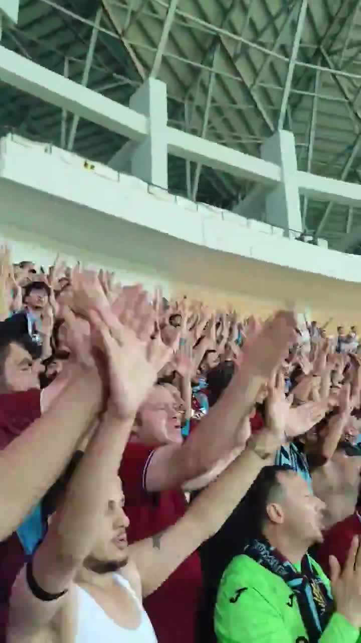 Trabzonspor tribünlerinden Amedspor maçında Bursaspor'a destek!