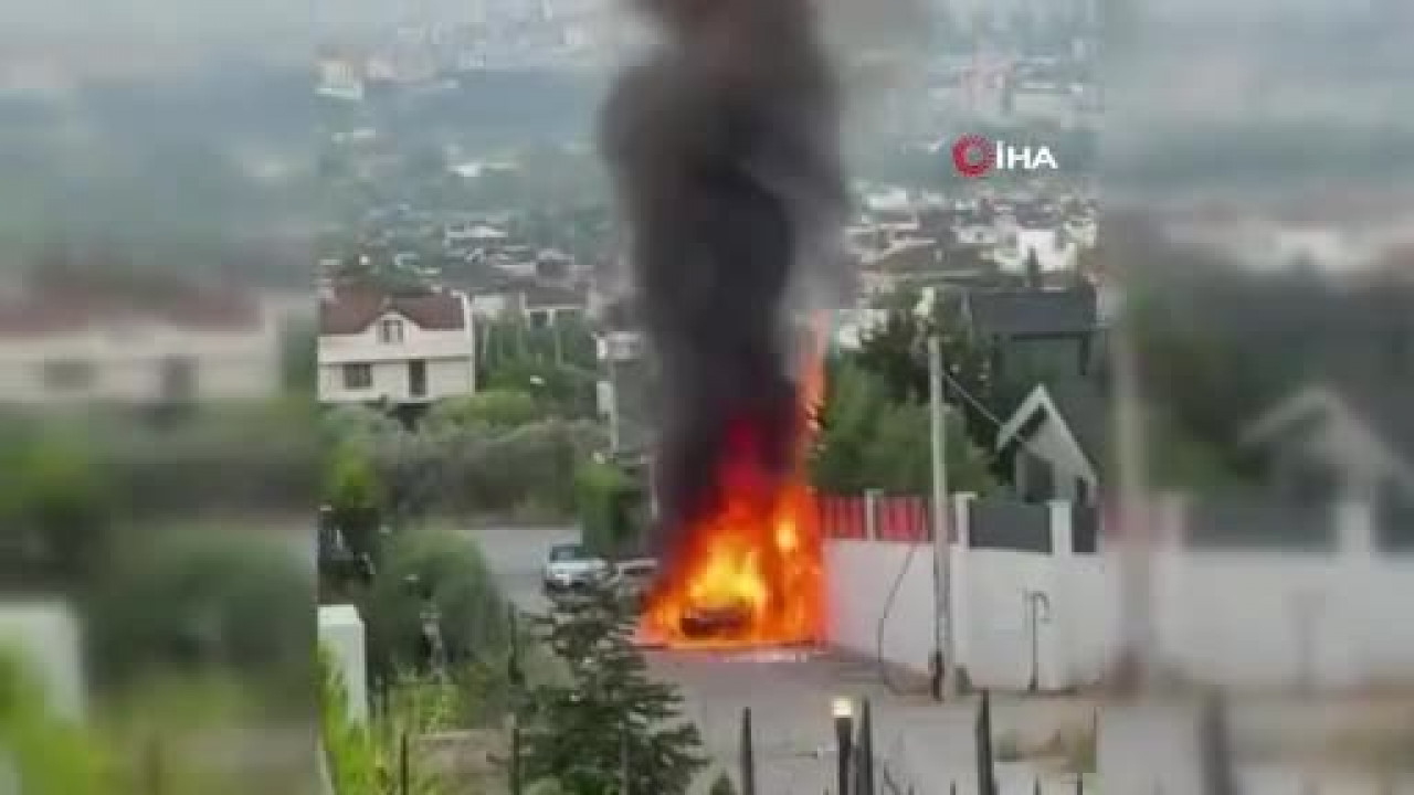 Bursa'da park halindeki araç alev topuna döndü!