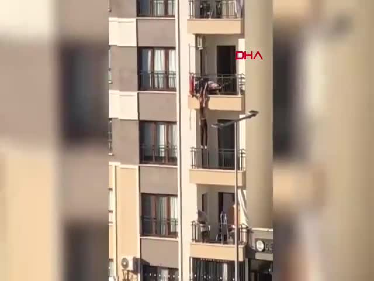 Balkondan düşmek üzereydi! Küçük kız böyle kurtarıldı...