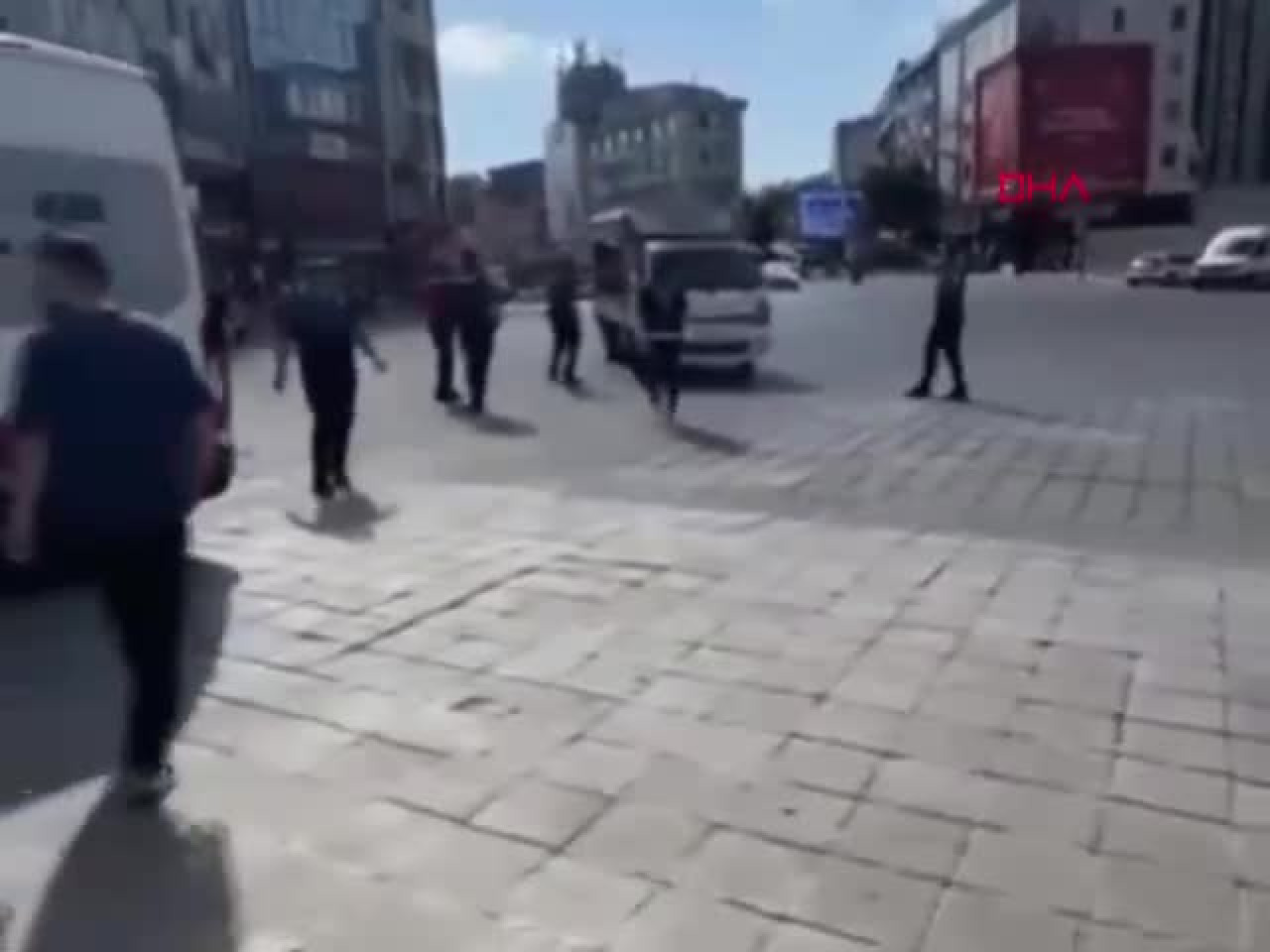 Polisin 'dur' ihtarına uymadı! Kamyonetle ekiplerin üzerine sürdü