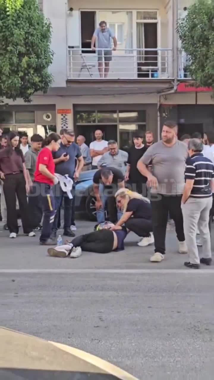 Bursa Gemlik'te feci kaza! Motosiklet iki aracın arasında kaldı