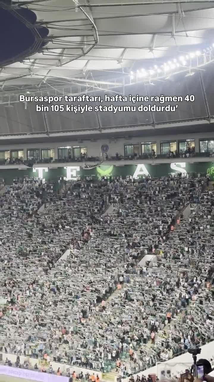 Bursaspor taraftarı bildiğiniz gibi... Hafta içi olmasına rağmen binlerce taraftar stadyumda!