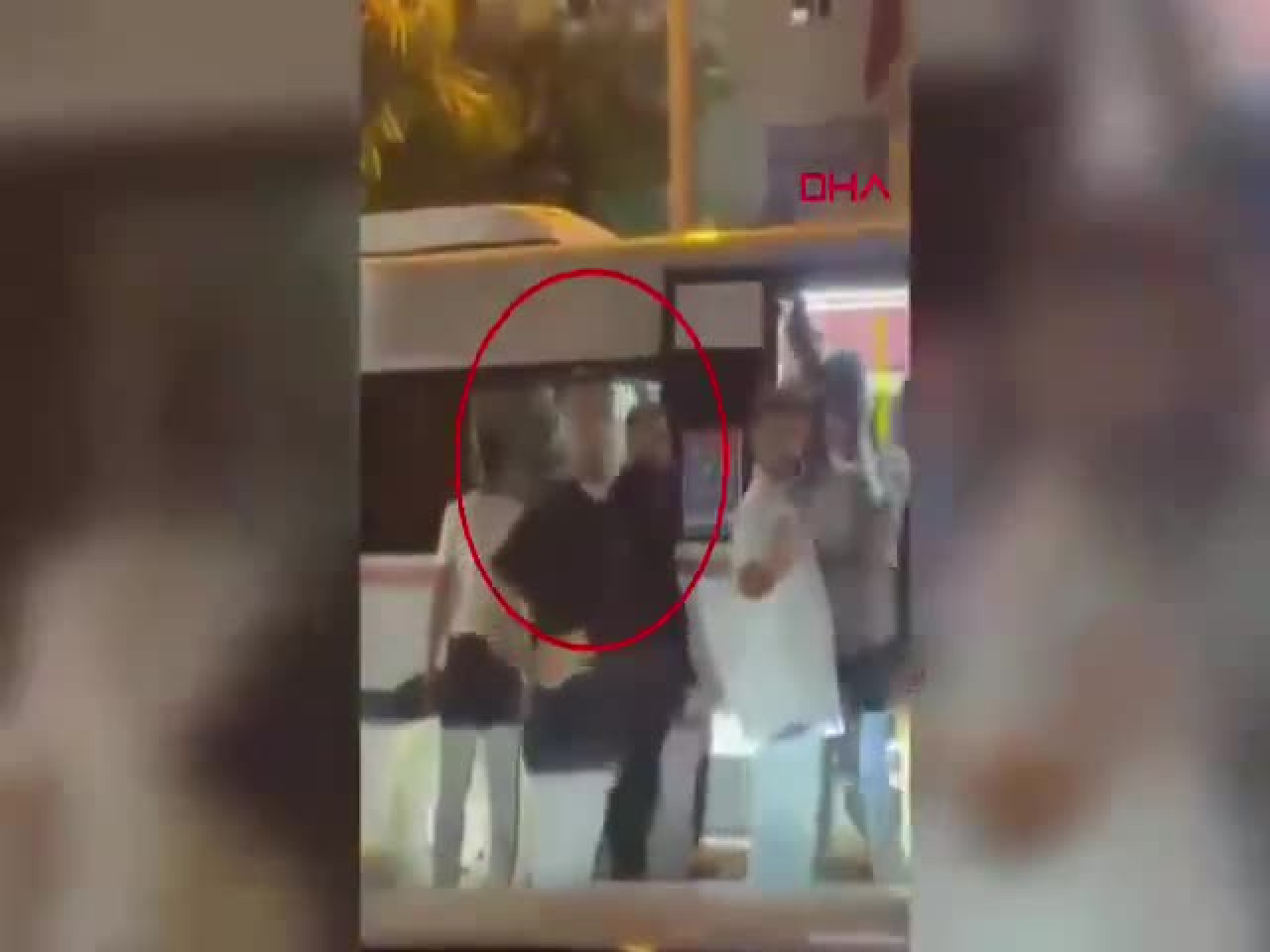 Adana'da dolmuşta yaşı küçük kişiye saldırı kamerada