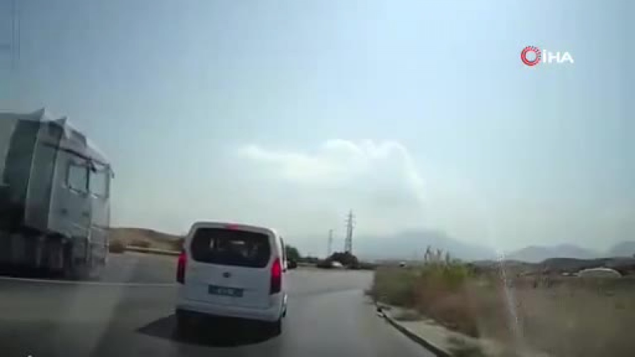 Çevre yolunda akılalmaz kaza! Bir anlık unutkanlık EDS direğini yerinden etti