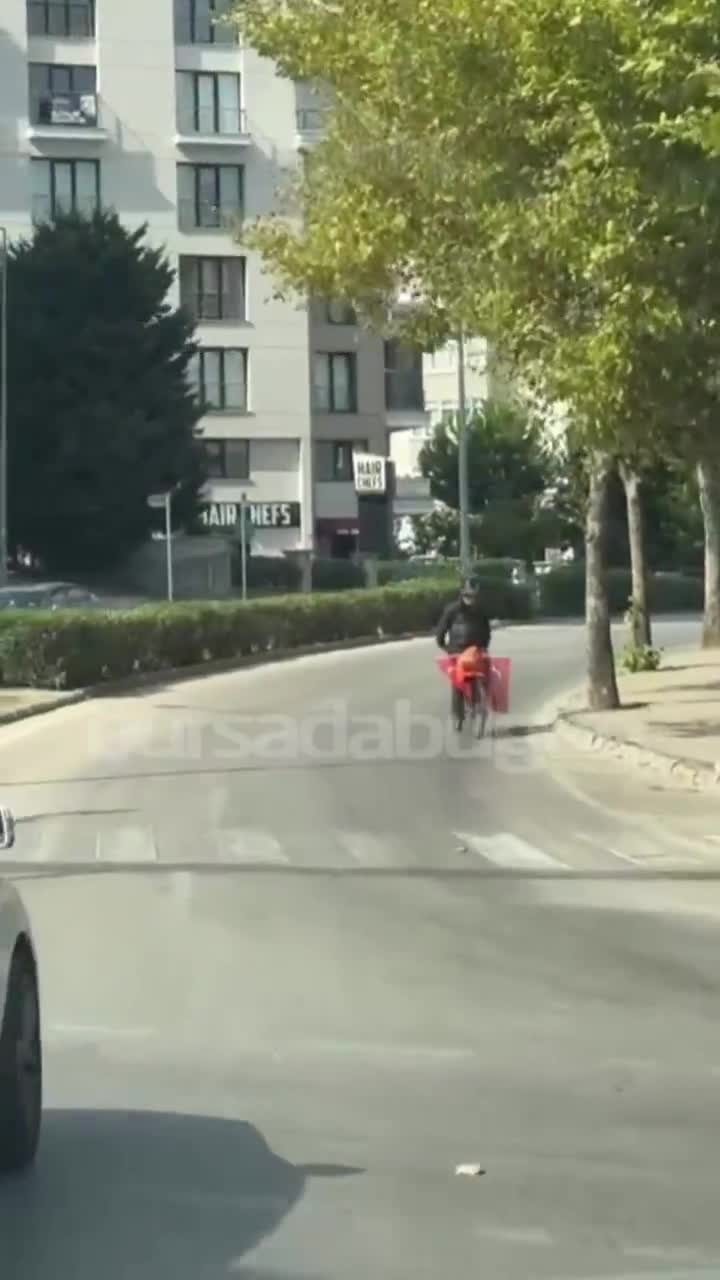 Bursa'da gören telefona sarıldı! Modern Nasrettin Hoca bisiklet üstünde...